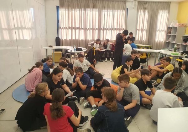 נציגי כיתות ט’ “מגבירים את האור” – מעבירים שיעורי חינוך לחג החנוכה בבית ספר יסודי אחדות