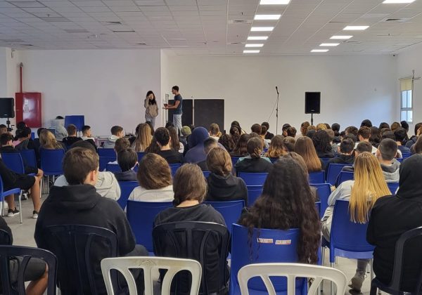 שכבות ח’-ט’ – תיאטרון “נגיעות” הצגה העוסקת בחיי היומיום של בני נוער ושימוש בחומרים מסוכנים