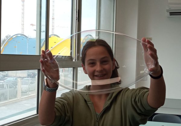 תלמידי מדעית ח’ למדו והשתעשעו בלמידה על התכונות הפיזיקליות של בועת הסבון