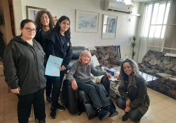 תלמידי ח’4 במפגש מרגש לכבוד חג החנוכה עם קשישים מהקהילה
