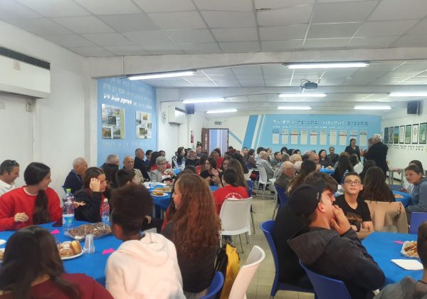 נציגי נוער למען זיכרון שואה ותלמידי כיתת המוזיקה חוגגים עם שורדי השואה במסיבת חנוכה מלאת אור
