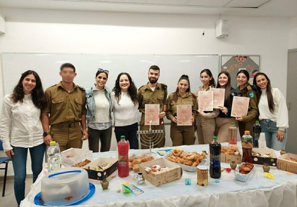 שכבת ט’- תלמידי כיתה ט’4 האלופים בהובלתן של המחנכות היקרות, מור ושירן, בהדלקת נר ראשון של חנוכה מארחים באהבה ומחבקים את חיילי צה”ל היקרים, בוגרי חט”ב יונתן