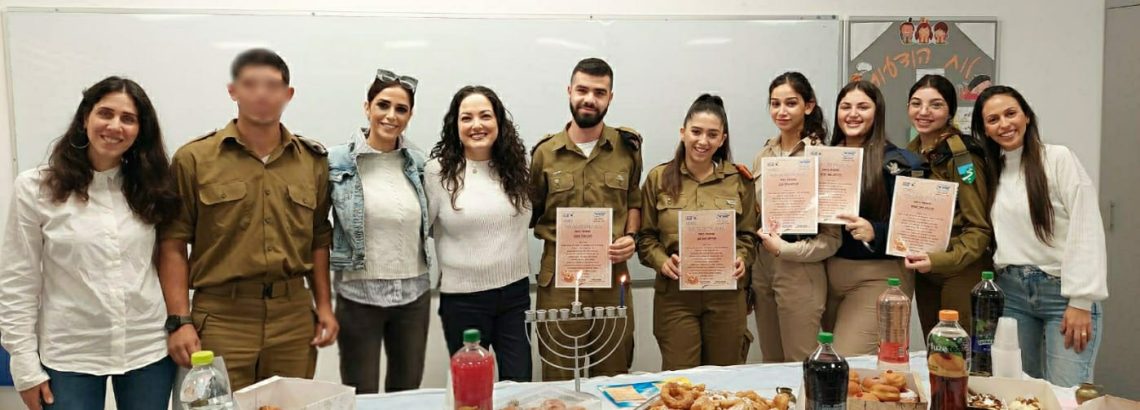 שכבת ט’- תלמידי כיתה ט’4 האלופים בהובלתן של המחנכות היקרות, מור ושירן, בהדלקת נר ראשון של חנוכה מארחים באהבה ומחבקים את חיילי צה”ל היקרים, בוגרי חט”ב יונתן