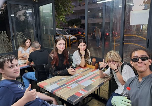 תלמידי ט’ עולים “מחבקים את הלוחמים” ומתנדבים בהכנת ארוחות לחיילים
