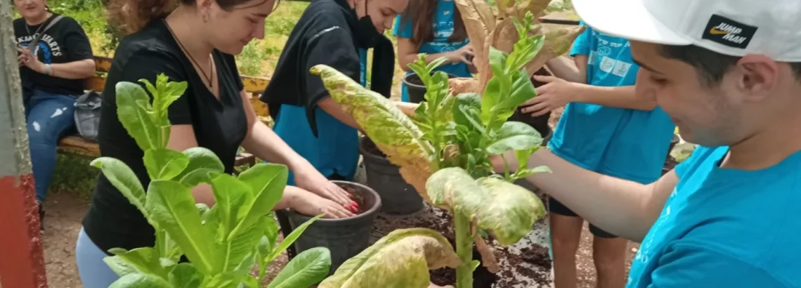תלמידי ט’ מדעית בסיור בחווה החקלאית בקרית ביאליק