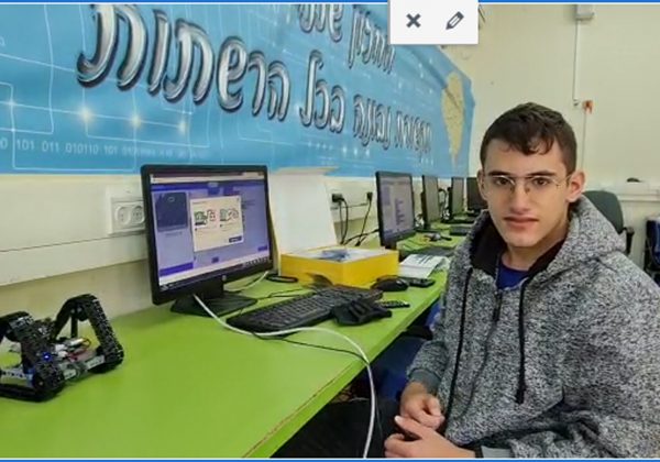 יהונתן מלכה מציג את הרובוט שבנה ותכנת בשיעור הרובוטיקה