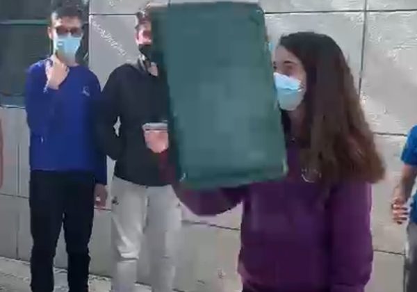 תלמידי כיתה ח’ חוקרים את הכוחות הפועלים במבנה האטום ויוצרים דגמים בנושא בשיעור פיזיקה